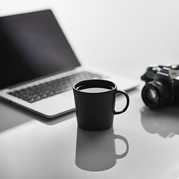 爱一帆读完再讲：先问相关有没有被写成因果，再把证据列成条（读完更清醒）